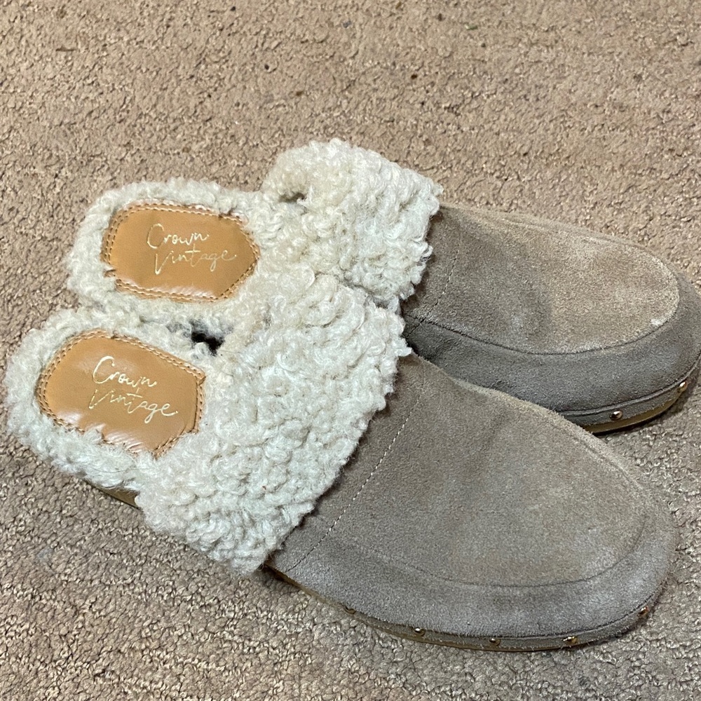 Cozy Gray Suede Women's Size 8 Faux Fur Clogs Fall